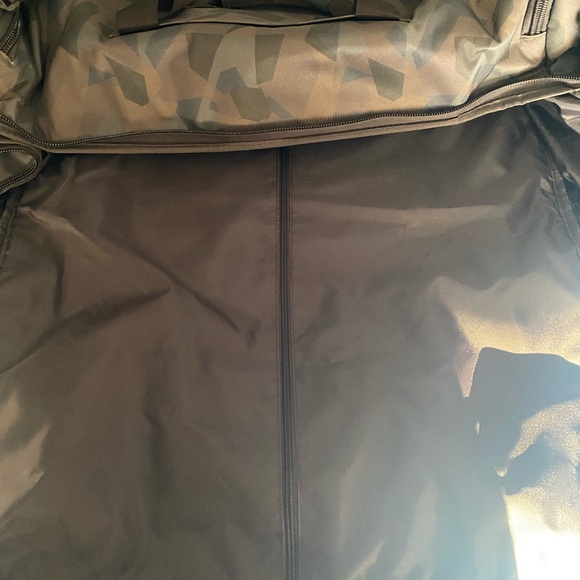 Halfway Brand Unisex Camouflage Duffel Bag 45L - Brown and Gray - Picture 4 of 8